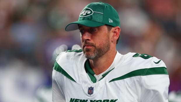 Jets quarterback Aaron Rodgers runs onto the field.